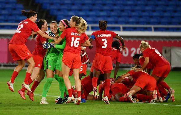 红牌禁赛对球队的影响:战术调整与替补策略