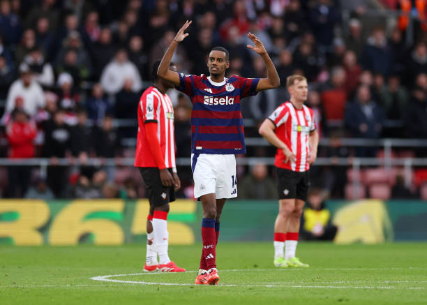 从荷兰三剑客到传奇生涯:古利特踢球风格的演变