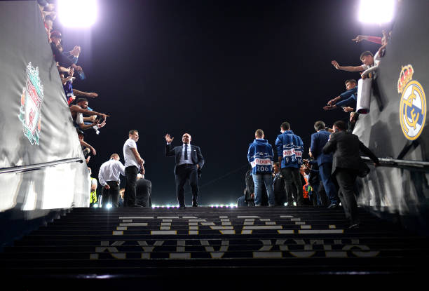 边线球必看！踩线发球算违例吗？实战视频讲解