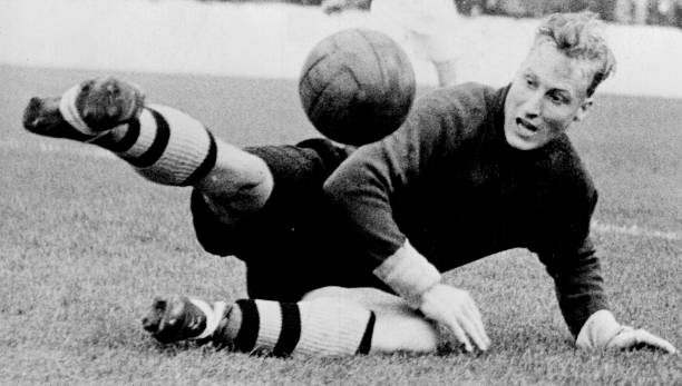 间接任意球攻破自家大门：比赛中的罕见场景