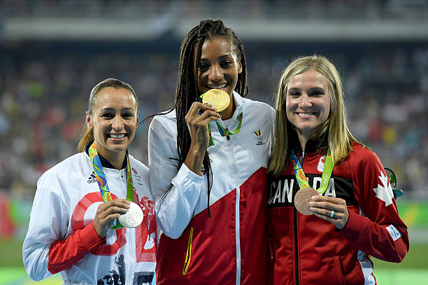 站在最高领奖台：中国首位奥运乒乓球单打冠军的荣耀时刻