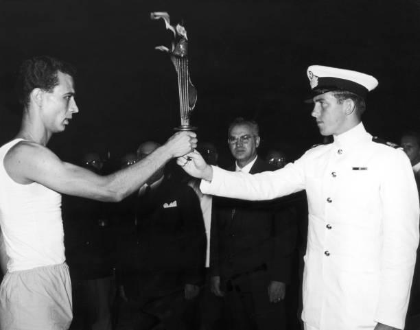 200米赛道上的传奇时刻：回顾历届奥运会经典瞬间