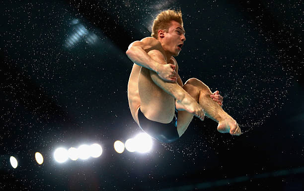 吴敏霞丈夫吃小龙虾不忘秀恩爱，甜蜜互动羡煞旁人