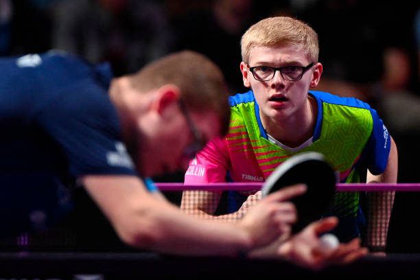 球台边的青春:校园乒乓球赛的生动场景描写