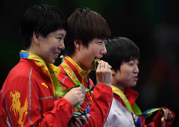 拉近台下旋球的发力要点:手腕与重心配合是关键