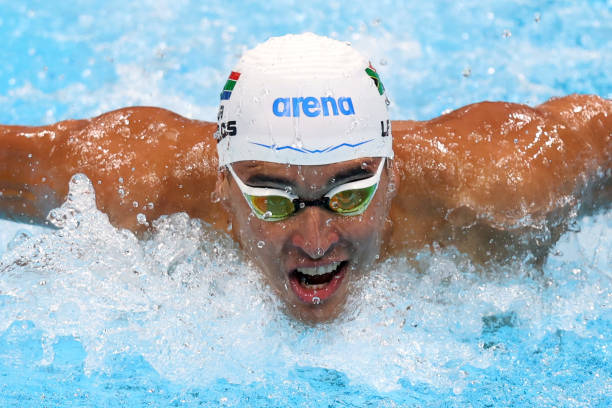 小黄毛在游泳比赛中获得第几名？