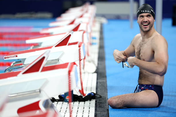 青少年蝶泳比赛特殊规则:年龄组别与距离差异