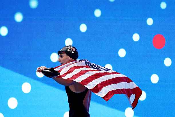 游泳比赛裁判流程与规则解析