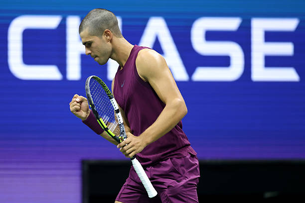 网球直播平台在线观看网站中的道德困境：虚拟身份与真实人性的冲突