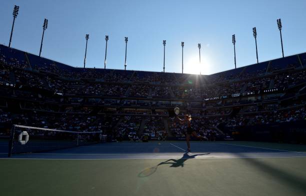 发球线上：友情与竞争的双重奏