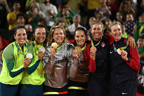 魏秋月粉丝后援会分享独家幕后花絮，展现偶像真实一面