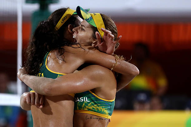 排球发球技巧详解:女生必学的上手发球与下手发球