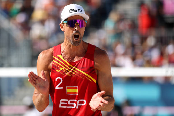 副攻手在排球中的双重角色:拦网与快攻