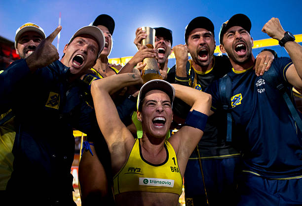 排球场地网高、界线及安全区域尺寸图示