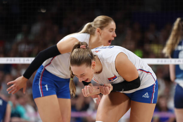 师徒情深！郎平与惠若琪朱婷同台展现女排传承之美