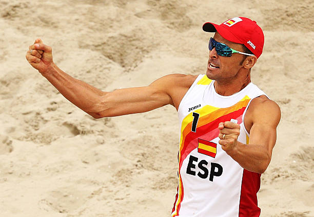 小学生排球基本功训练:垫球、传球、发球详解