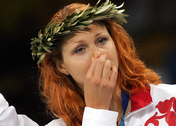 排球比赛场地的分区规则：从中心线到端线的划分