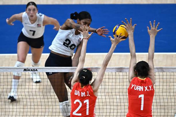 排球比赛站位规则:前后排队员的进攻与防守限制