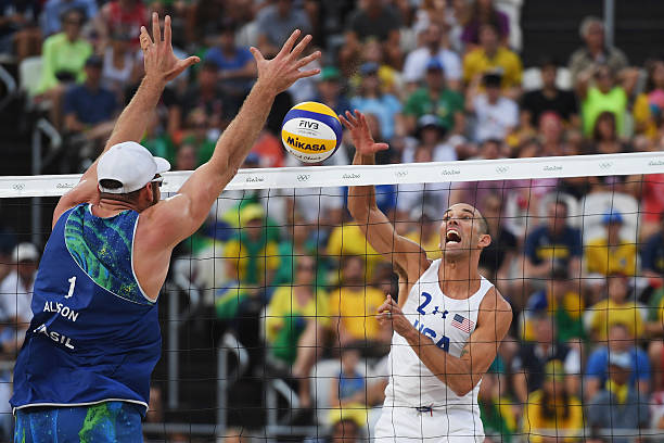 排球场上移动技巧:保持正确姿势的跑动与转身